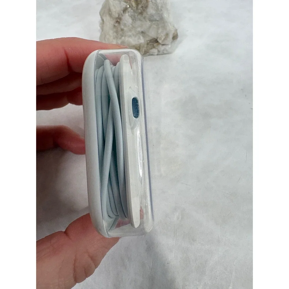 Apple‎ EarPods with 3.5mm Headphone Plug Wired Earbuds with Remote and Mic White
